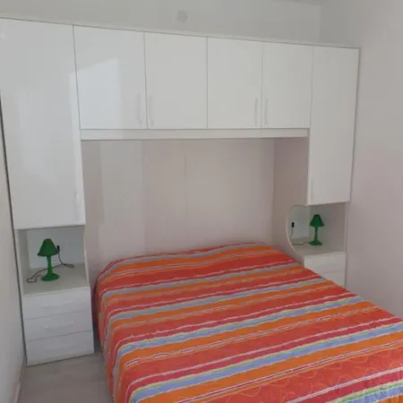 Stylish With Parking And Charming Garden Apartment