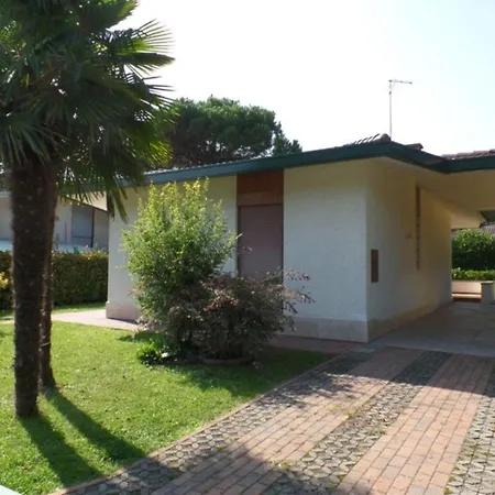 Stylish With Parking And Charming Garden Apartment *