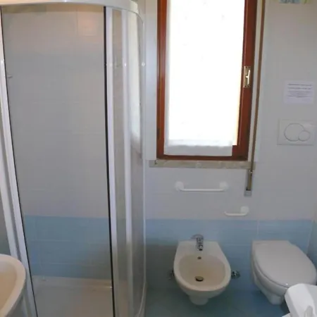 Stylish With Parking And Charming Garden Apartment *