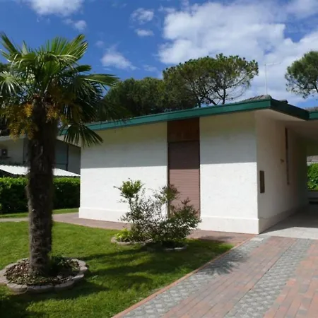 Stylish With Parking And Charming Garden Apartment